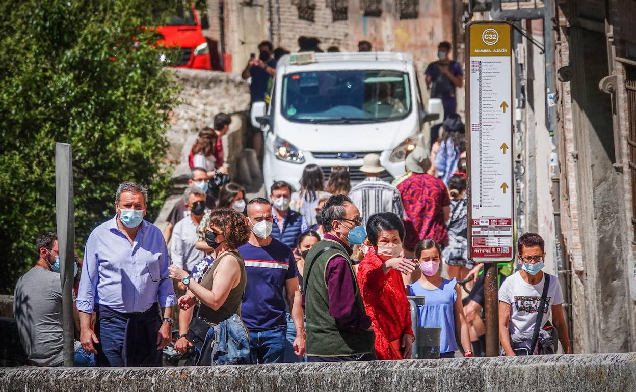 Gente con mascarillas por el centro de Granada. 