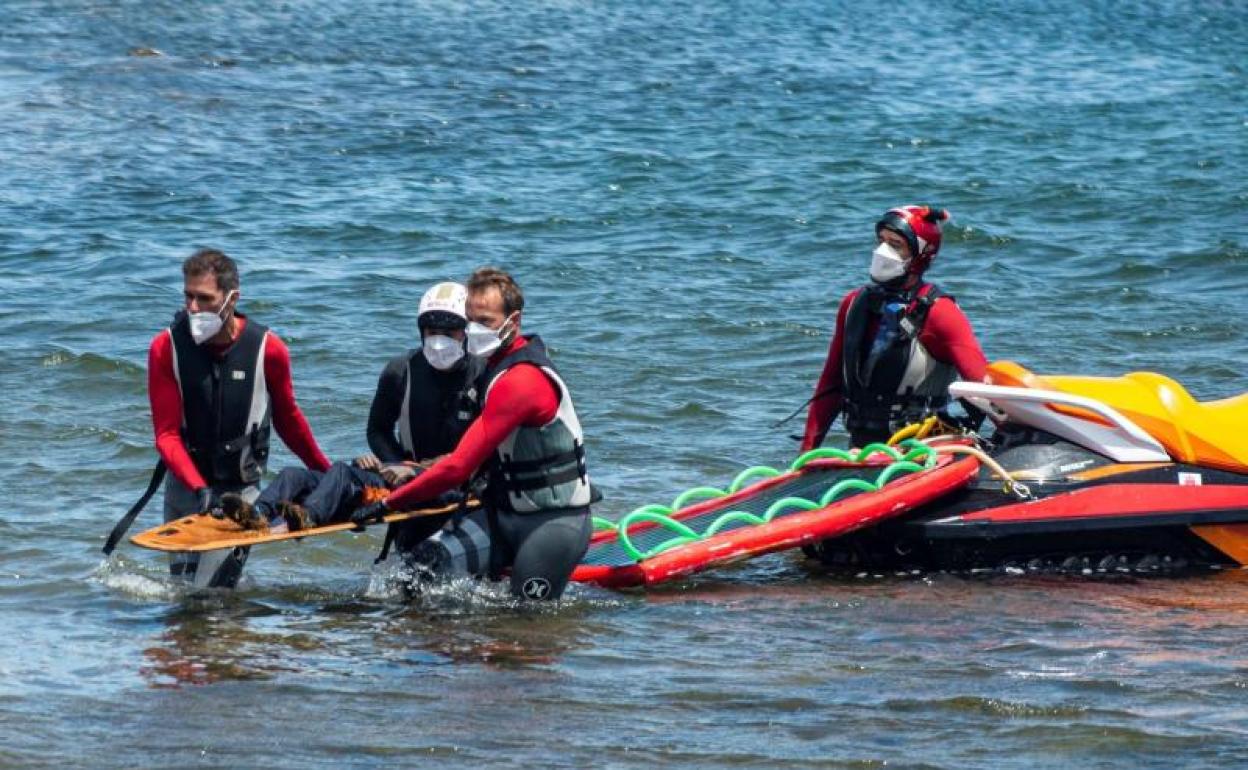 Los servicios de emergencias rescatan el cuerpo de uno de los fallecidos en aguas de Lanzarote. 