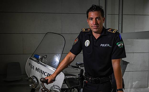 Aunque la mayor parte de su jornada se dedica al papeleo, el mando intenta salir a patrullar siempre que puede. 