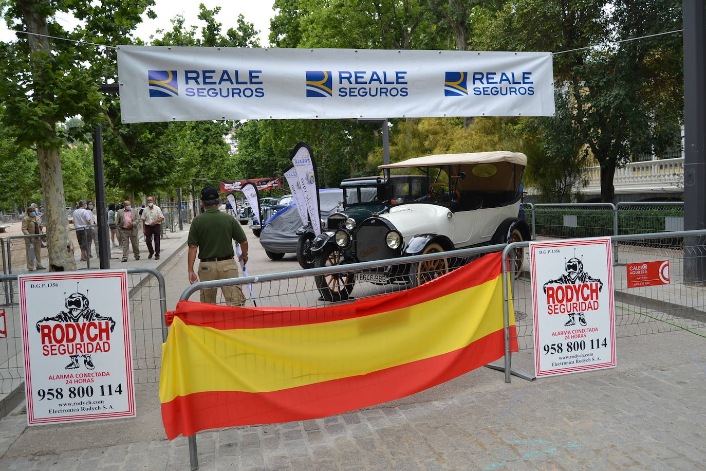 Hasta las 15 horas del domingo se podrán contemplar en el Paseo del Salón, los más de 70 vehículos del siglo pasado participantes en la XVII Ruta Reale.