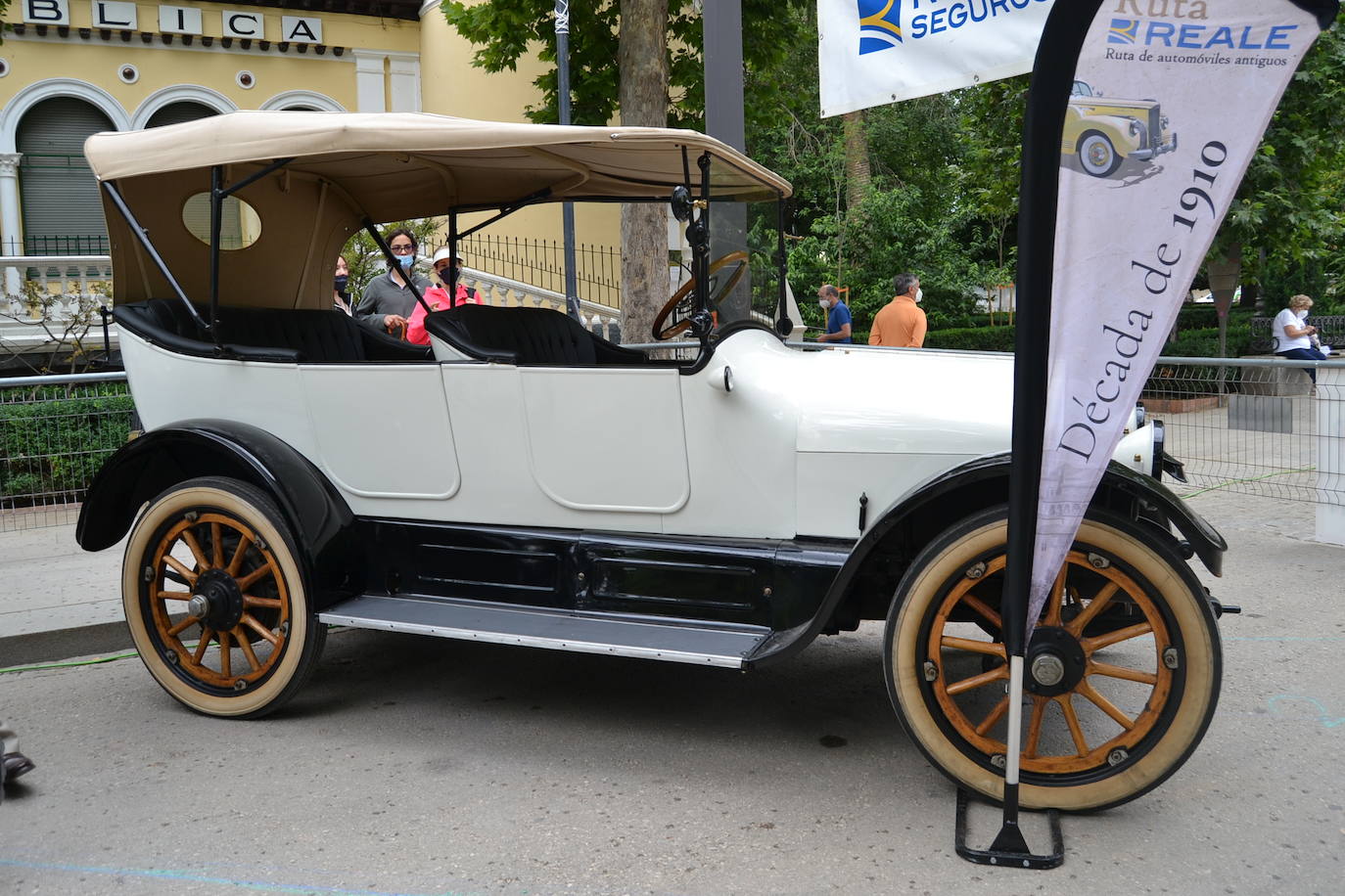 Hasta las 15 horas del domingo se podrán contemplar en el Paseo del Salón, los más de 70 vehículos del siglo pasado participantes en la XVII Ruta Reale.