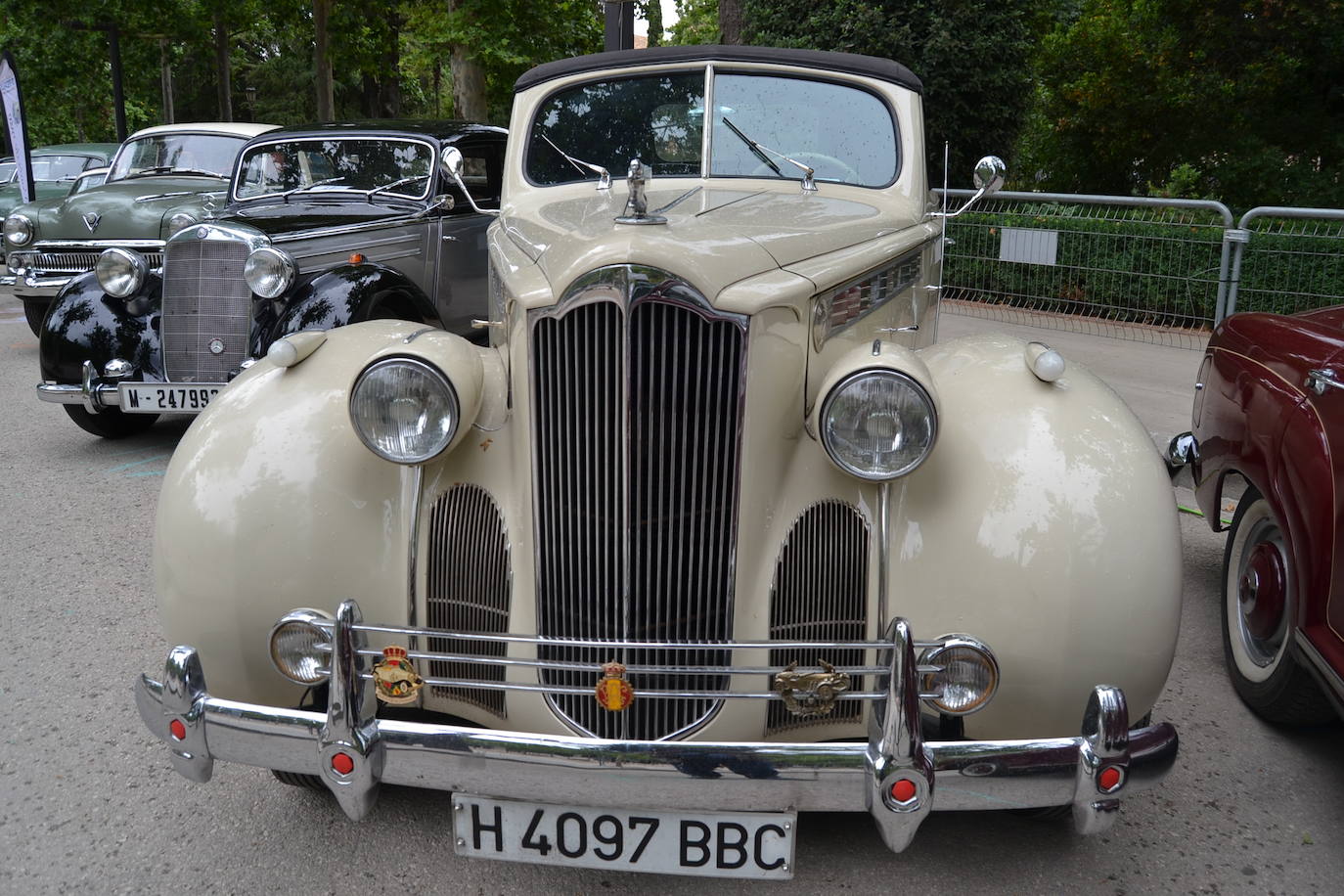 Hasta las 15 horas del domingo se podrán contemplar en el Paseo del Salón, los más de 70 vehículos del siglo pasado participantes en la XVII Ruta Reale.