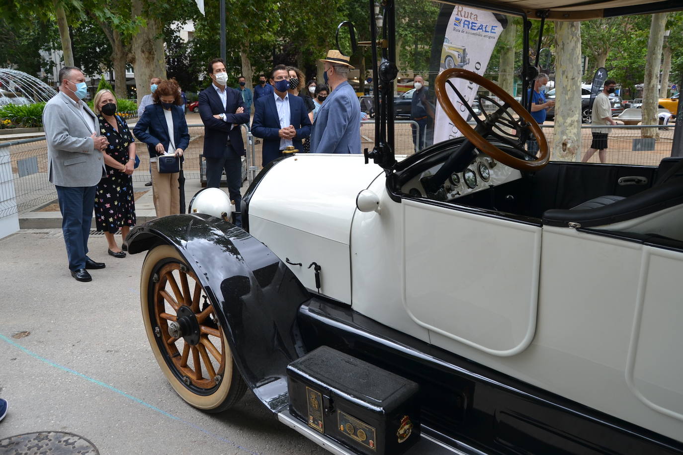 Hasta las 15 horas del domingo se podrán contemplar en el Paseo del Salón, los más de 70 vehículos del siglo pasado participantes en la XVII Ruta Reale.