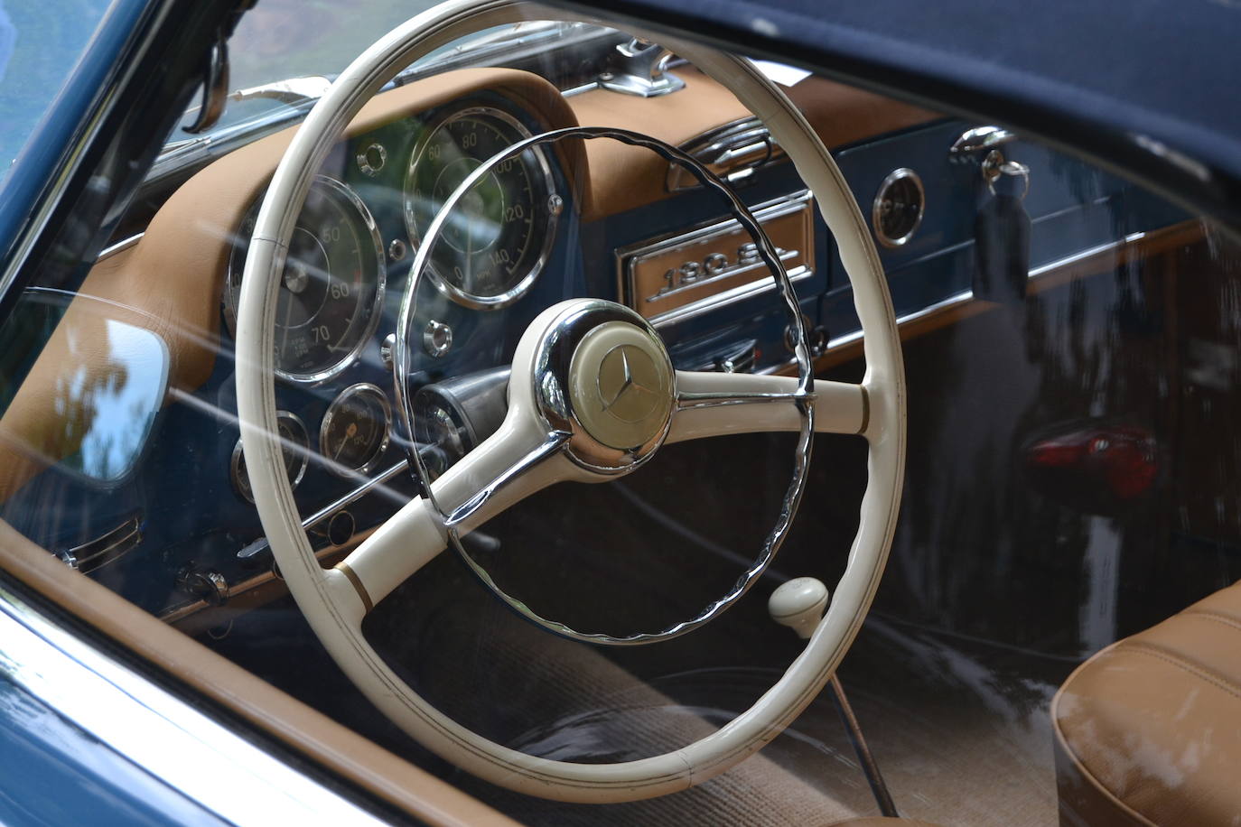 Hasta las 15 horas del domingo se podrán contemplar en el Paseo del Salón, los más de 70 vehículos del siglo pasado participantes en la XVII Ruta Reale.