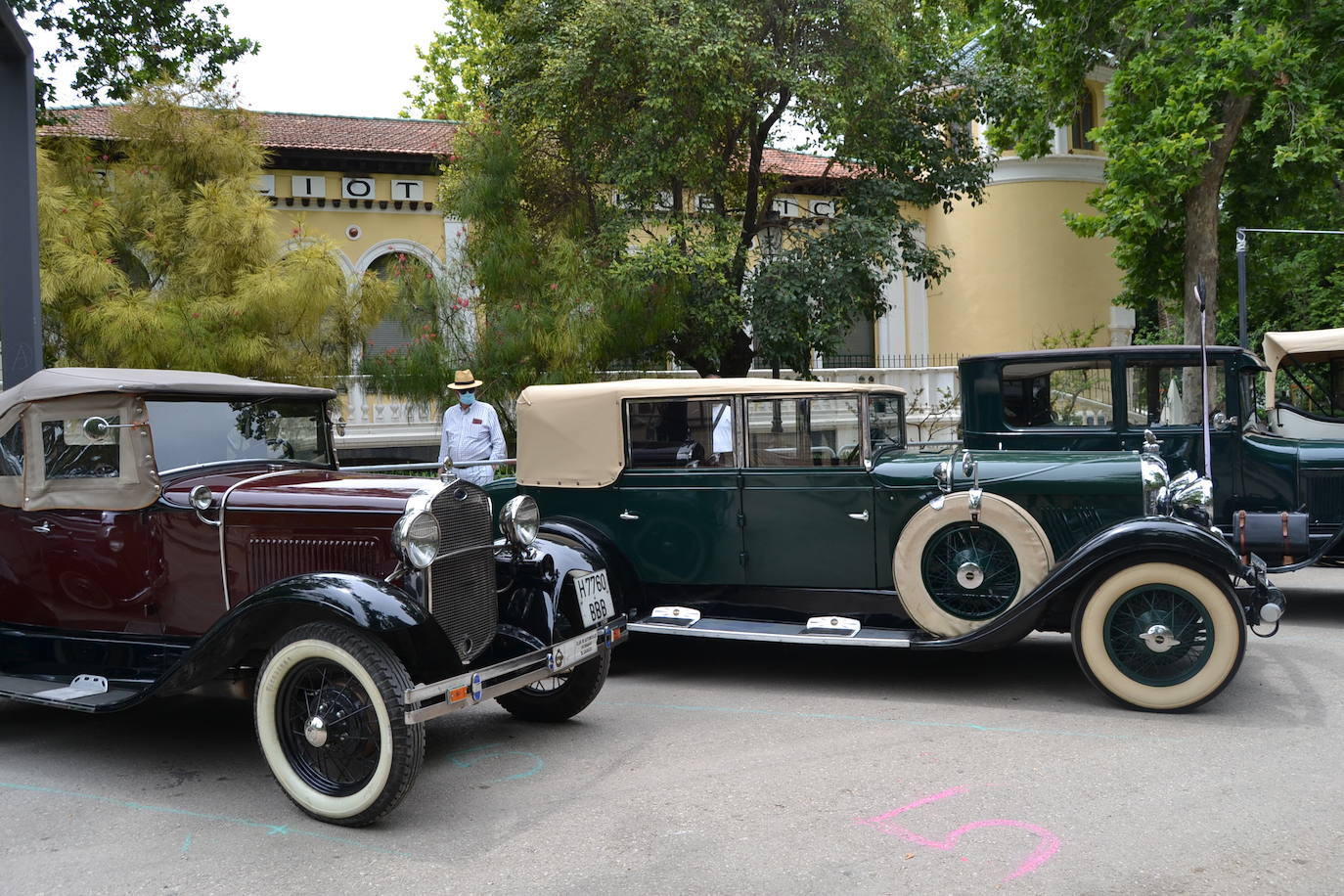 Hasta las 15 horas del domingo se podrán contemplar en el Paseo del Salón, los más de 70 vehículos del siglo pasado participantes en la XVII Ruta Reale.