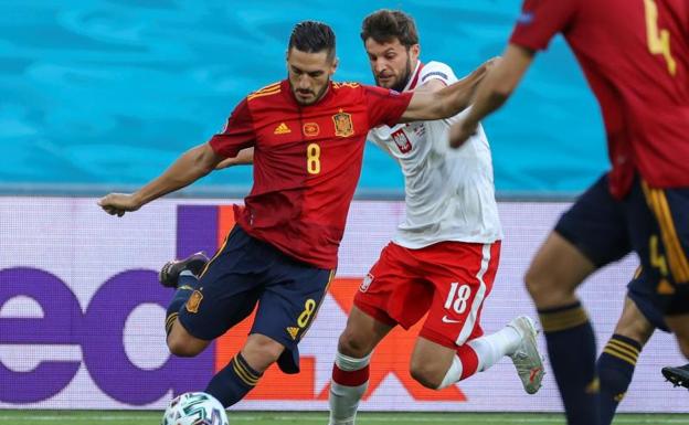 Koke Resurrección disputa el balón ante el defensa polaco Bartosz Bereszynski.