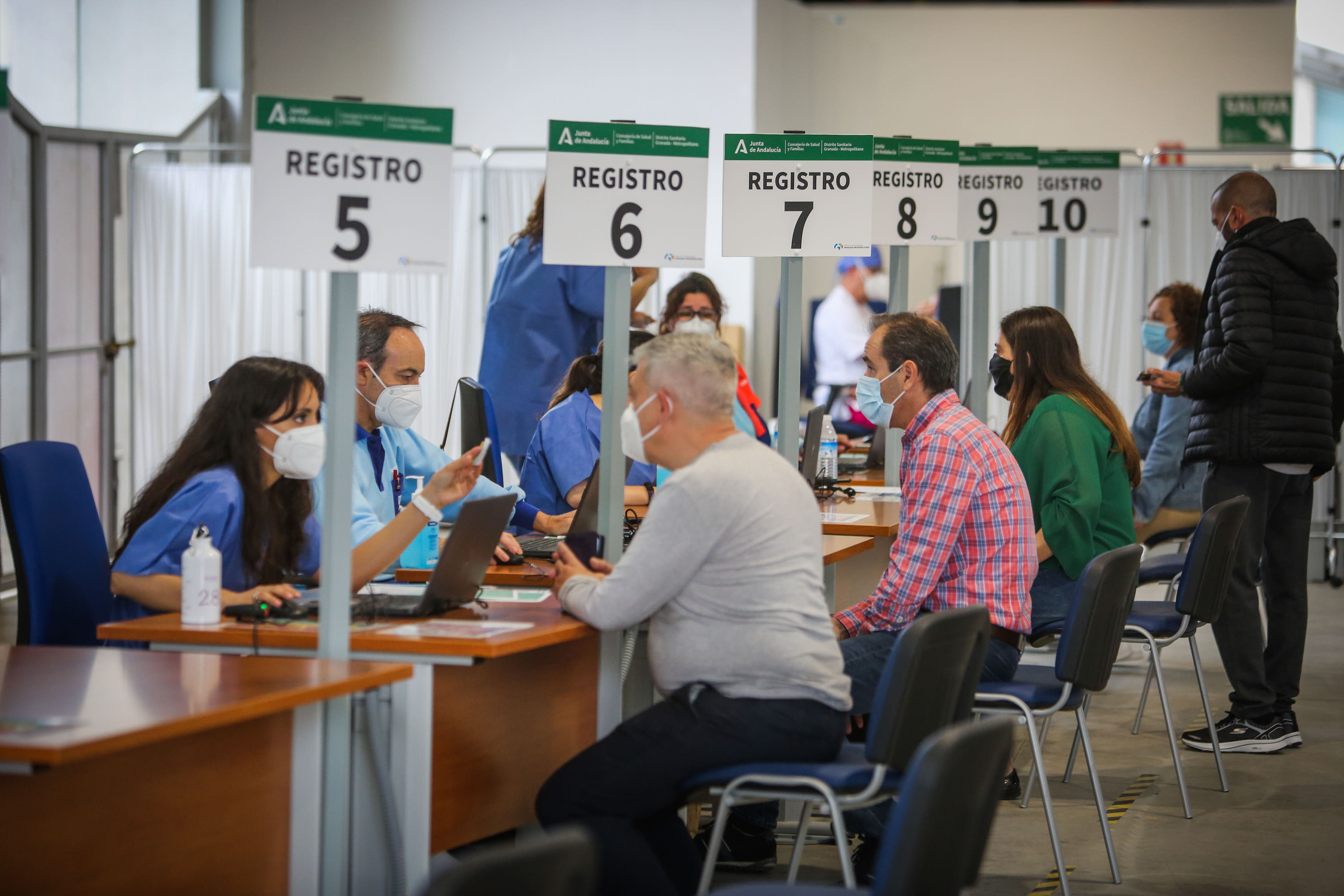 Andalucía pone fecha a la vacunación de los jóvenes entre 12 y 18 años con «mínimo una dosis»