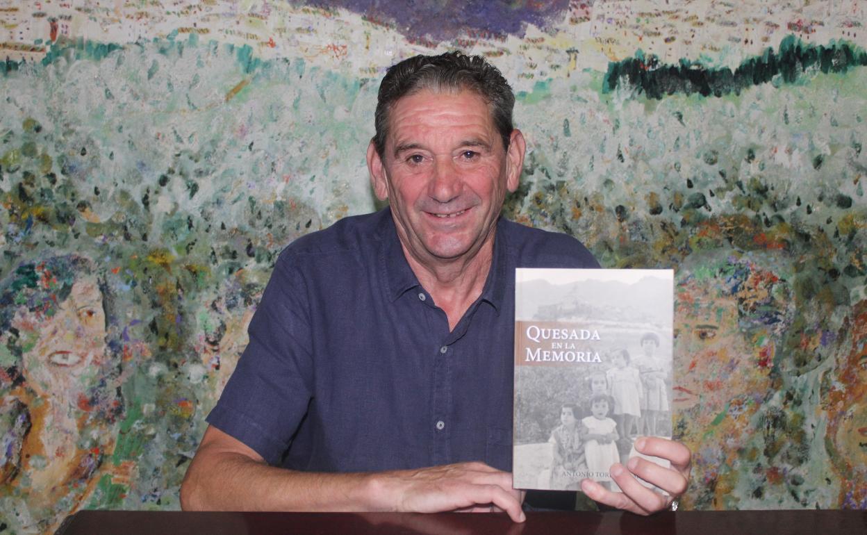 Antonio Torrente Marín junto a su obra, en la presentación. 