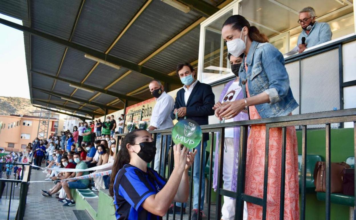 La delegada del Gobierno, Maribel Lozano, entrega el trofeo a la MVP de la final.