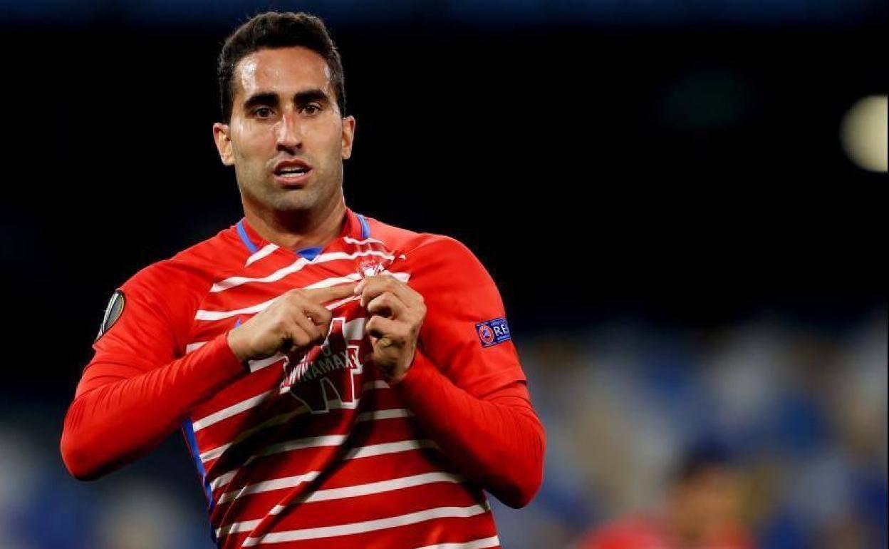 Ángel Montoro muestra a toda Europa el escudo del Granada. 