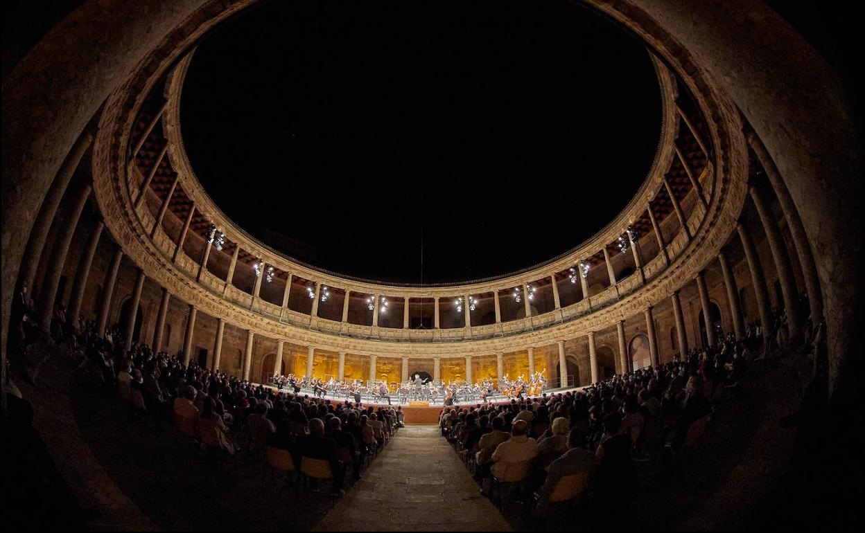 El Palacio de Carlos V llenó su aforo anoche para disfrutar de la Joven Orquesta Nacional de España.