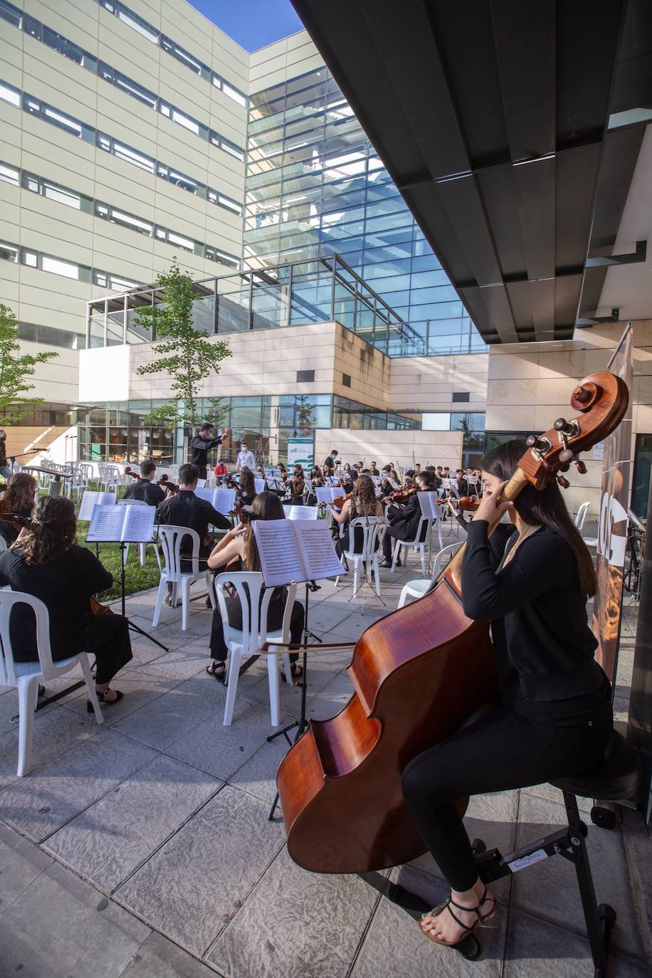 Bajo el lema 'Música para celebrar la vida' este medio centenar de jóvenes músicos han querido con su concierto a las puerta del hospital transmitir un mensaje de esperanza