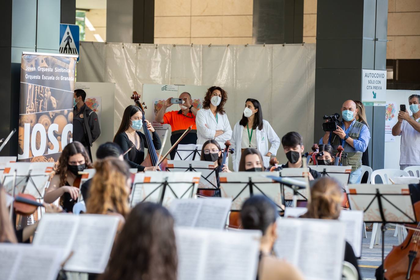 Bajo el lema 'Música para celebrar la vida' este medio centenar de jóvenes músicos han querido con su concierto a las puerta del hospital transmitir un mensaje de esperanza