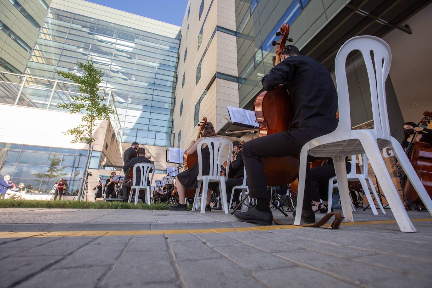 Bajo el lema 'Música para celebrar la vida' este medio centenar de jóvenes músicos han querido con su concierto a las puerta del hospital transmitir un mensaje de esperanza