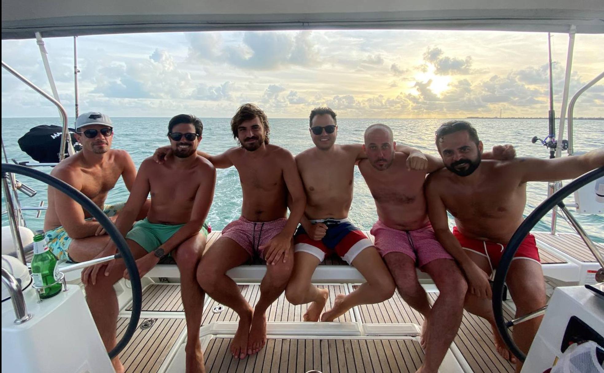 Ginés Ibáñez, tercero por la izquierda, con amigos en un barco alquilado.