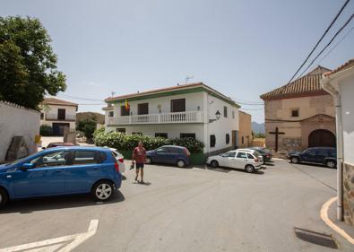 Imagen secundaria 1 - Una de las empinadas calles de esta localidad que forma parte del municipio de Lecrín (1) | La iglesia está encomendada a Nuestra Señora del Rosario y fue saqueada cuando la Rebelión de los Moriscos (2) Manuel y José María, nacidos en Acequias (3)