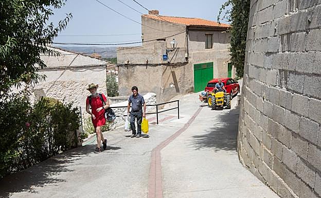 Imagen principal - Una de las empinadas calles de esta localidad que forma parte del municipio de Lecrín (1) | La iglesia está encomendada a Nuestra Señora del Rosario y fue saqueada cuando la Rebelión de los Moriscos (2) Manuel y José María, nacidos en Acequias (3)