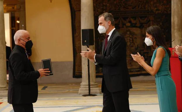 Pedro Salmerón recibe la Medalla de manos del rey. 