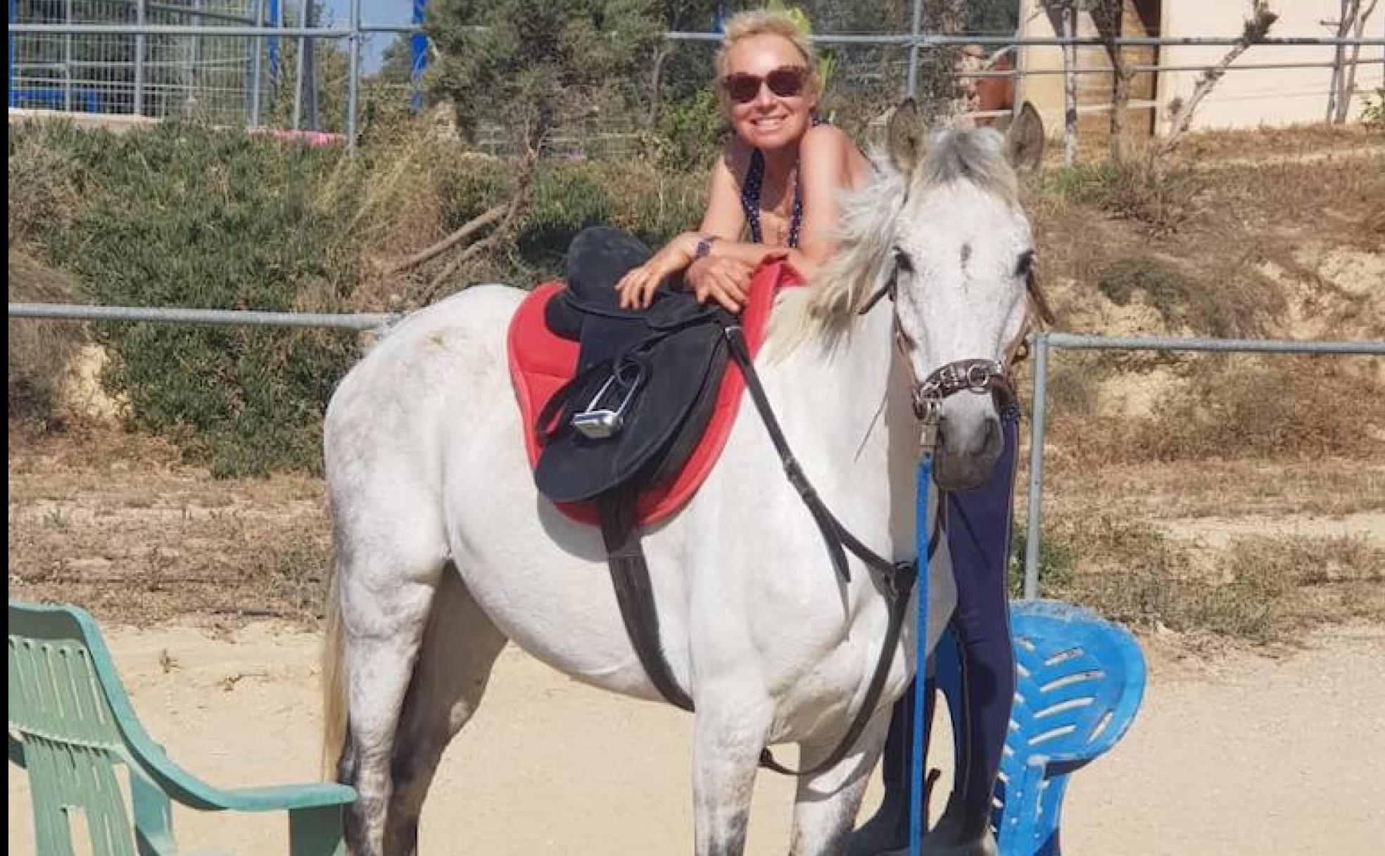 Christiane Goghl, junto uno de sus caballos en su finca de Los Gallardos. 