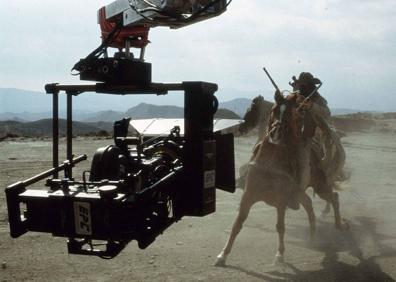 Imagen secundaria 1 - El actor Sancho Gracia durante el rodaje (1) | El desierto de Tabernas fue el escenario de la película (2) | El director con extras de la película (3). 