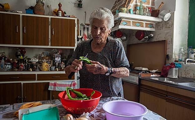 Herminia, que vive sola en Fregenite, prepara unos pimientos verdes a punta de cuchillo. 