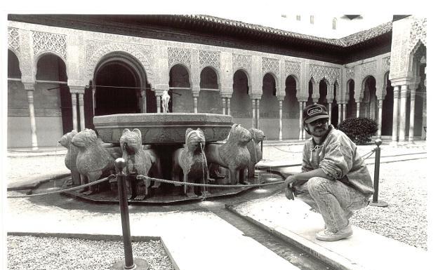 Steven Spielberg junto a la fuente de los Leones. 