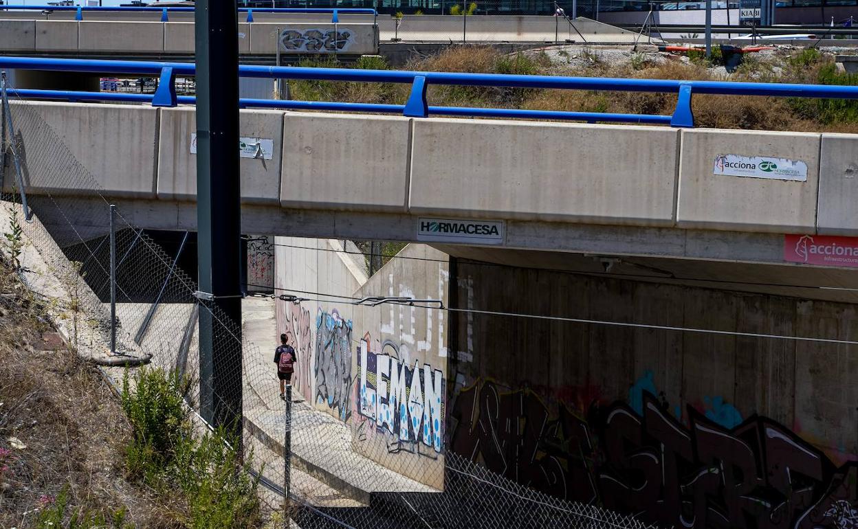El paso peatonal y ciclista irá en paraleloa a las vías del metro. 