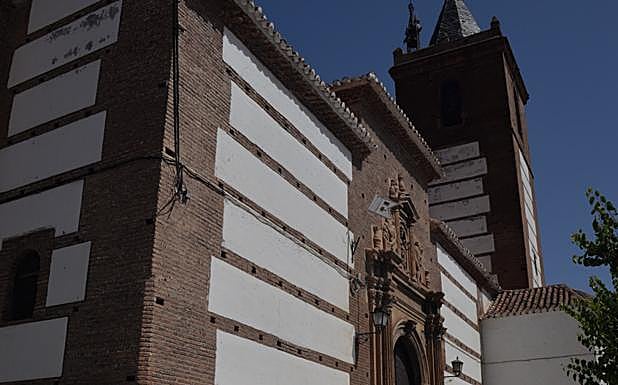 Imagen principal - Iglesia (1) | Libro donde se describe el milagro (2) | Virgen de la Tizná (3)