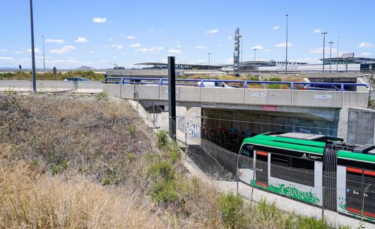 Paso del metro por Armilla. 