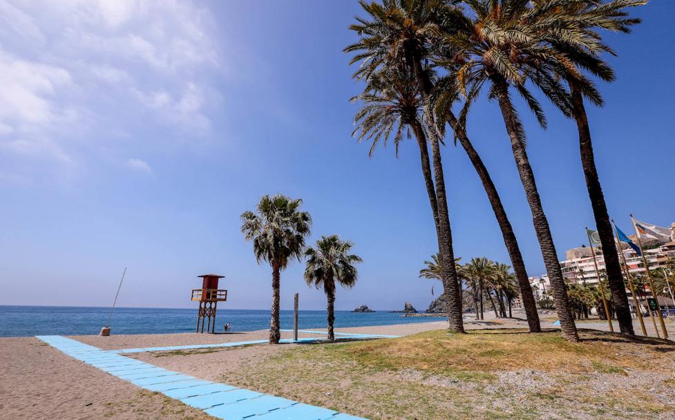 Vista de la playa desde uno de sus accesos.