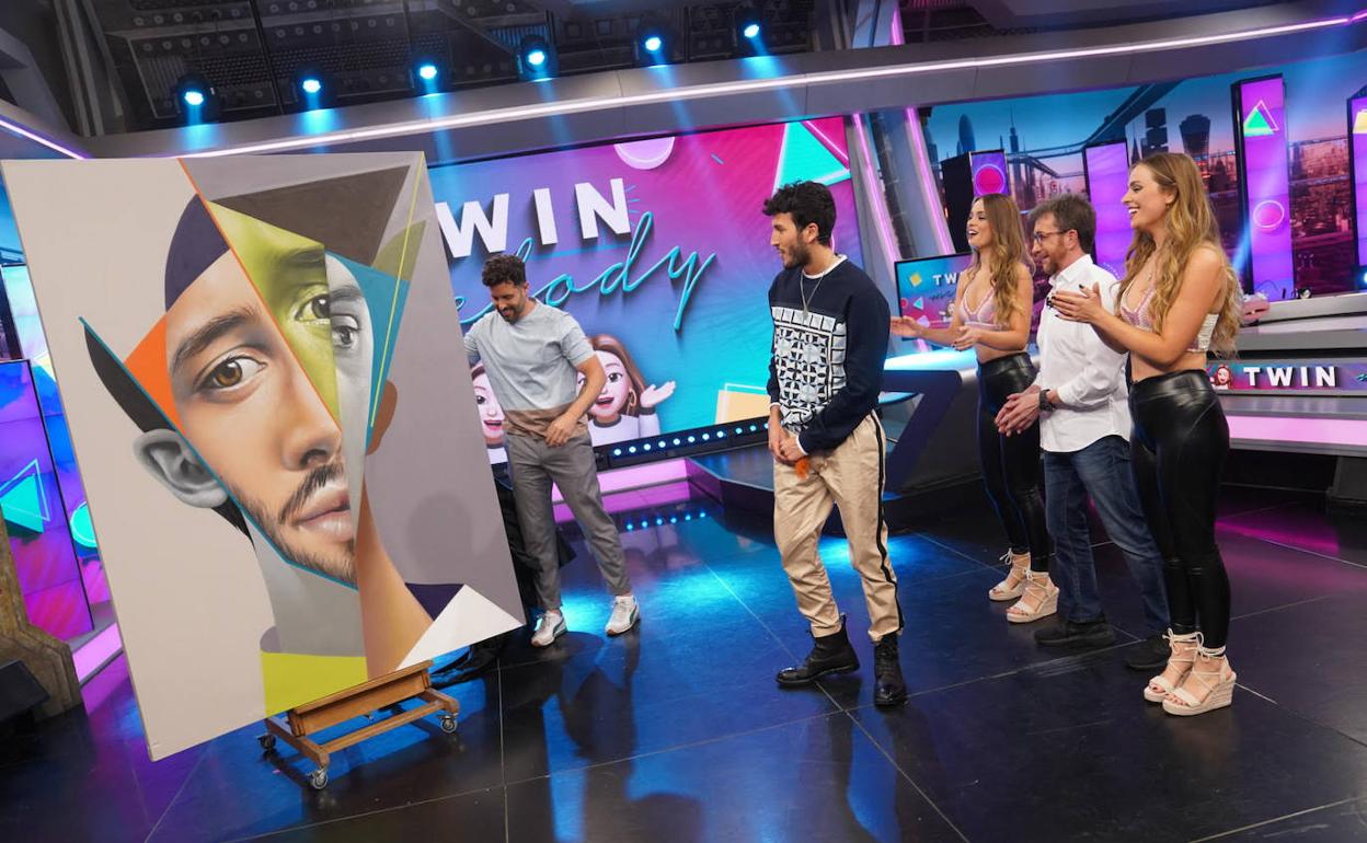 Momento del programa en que Belin muestra el cuadro dedicado a Sebastián Yatra. 