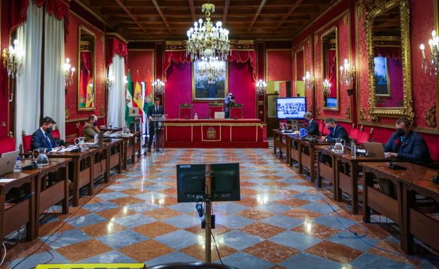 Cinco puntos de gobierno y mucha tensión en el primer pleno sin bipartito