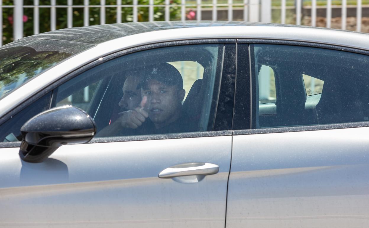 Darwin Machís abandona la ciudad deportiva del club en un vehículo en la mañana de este jueves. 