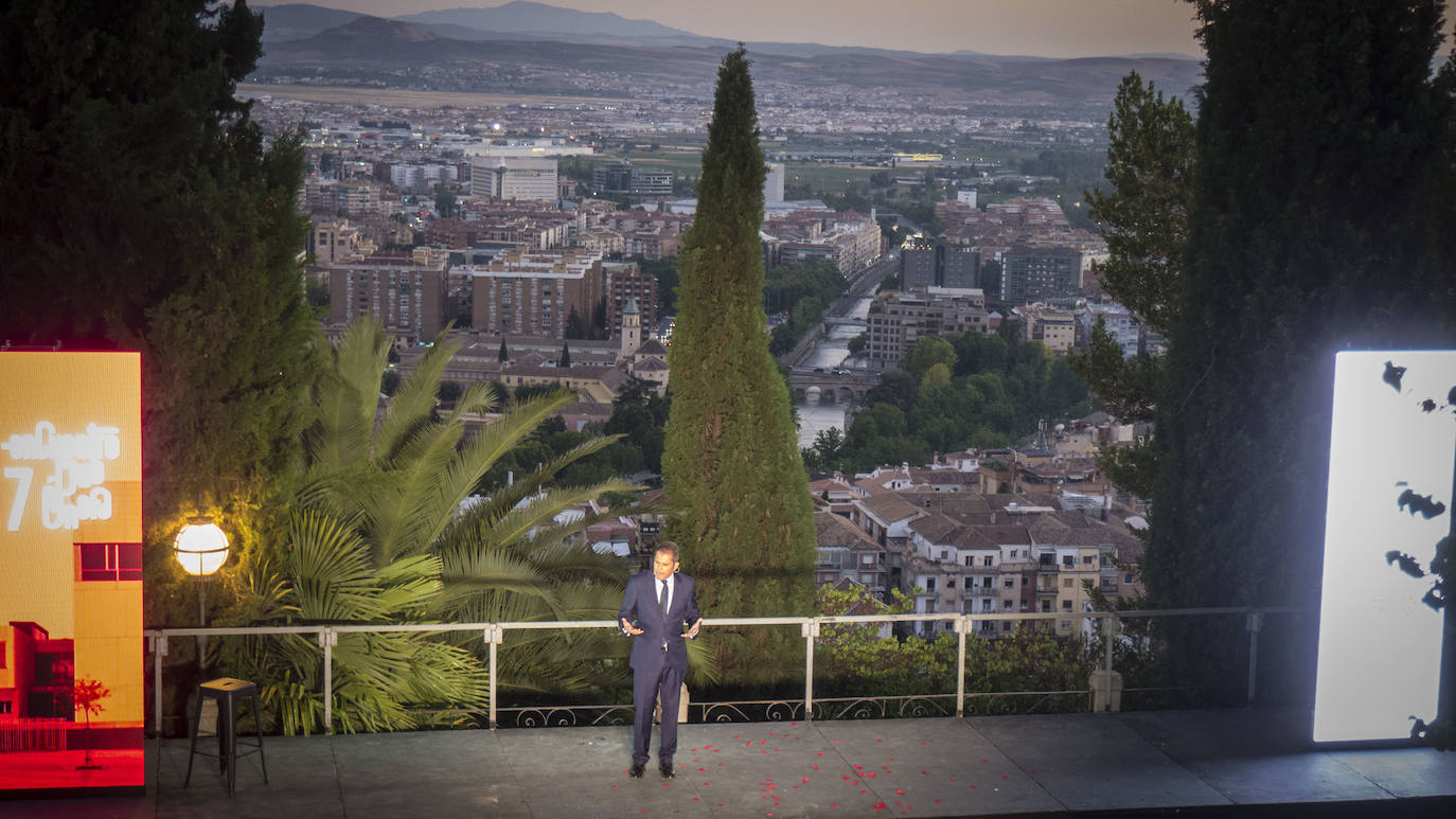 Gerardo Cuerva interviene en el acto de la Cámara de Comercio en el carmen de los Mártires. 