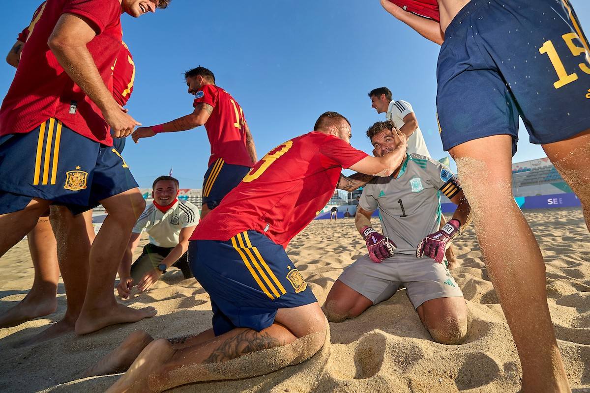 Dona es felicitado por sus compañeros al término del partido. 