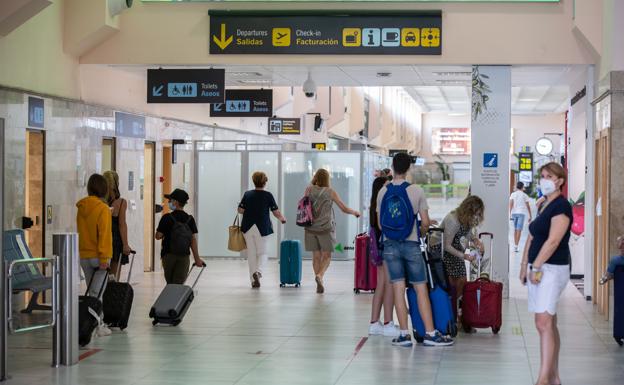 Viajeros en un aeropuerto de Granada