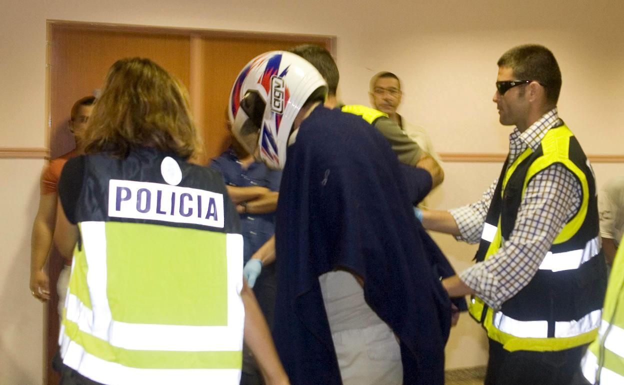Unos policías conducen a un presunto violador a un juzgado de Las Palmas