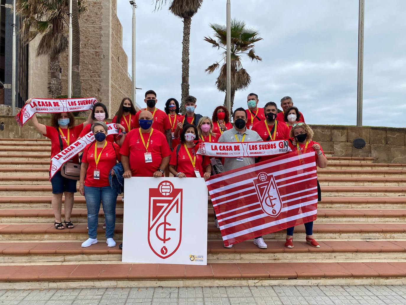 Casi una veintena de peñistas rojiblancos representaron a la hinchada del Granada en el XVII Congreso Nacional de Peñas. 
