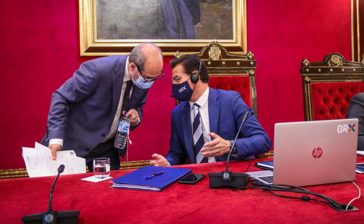 El edil del PSOE José María Corpas conversa con Luis Salvador en el pleno del viernes.