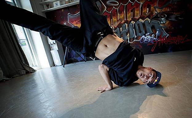 Entrenamiento de break dance, disciplina con que el COI quiere 'enganchar' a los jóvenes.