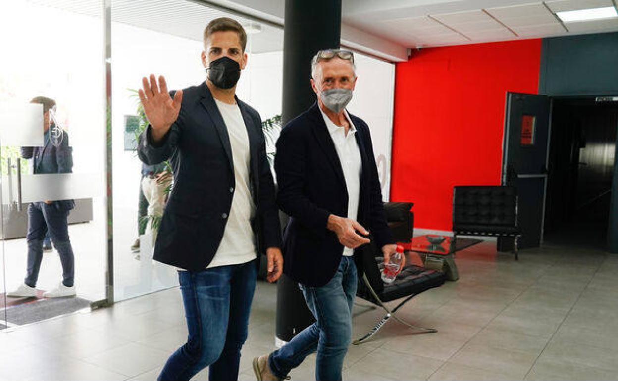 El técnico del Granada saluda desde el interior de la Ciudad Deportiva. 