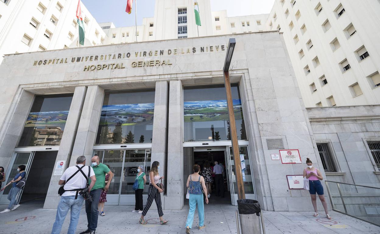 Entrada del Hospital Virgen Nieves., donde ha sido ingresado el herido.