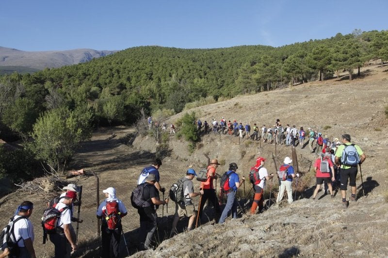Senderistas en la ruta Jérez-Balsilla del Partidor.