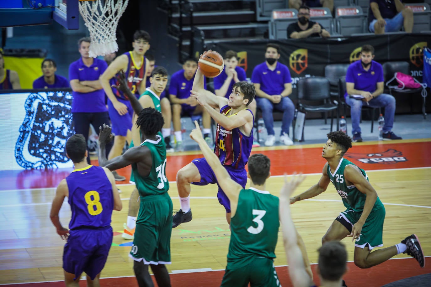 El Barcelona no dio opción a partir del descanso a la Academia Canterbury de Gran Canaria. 