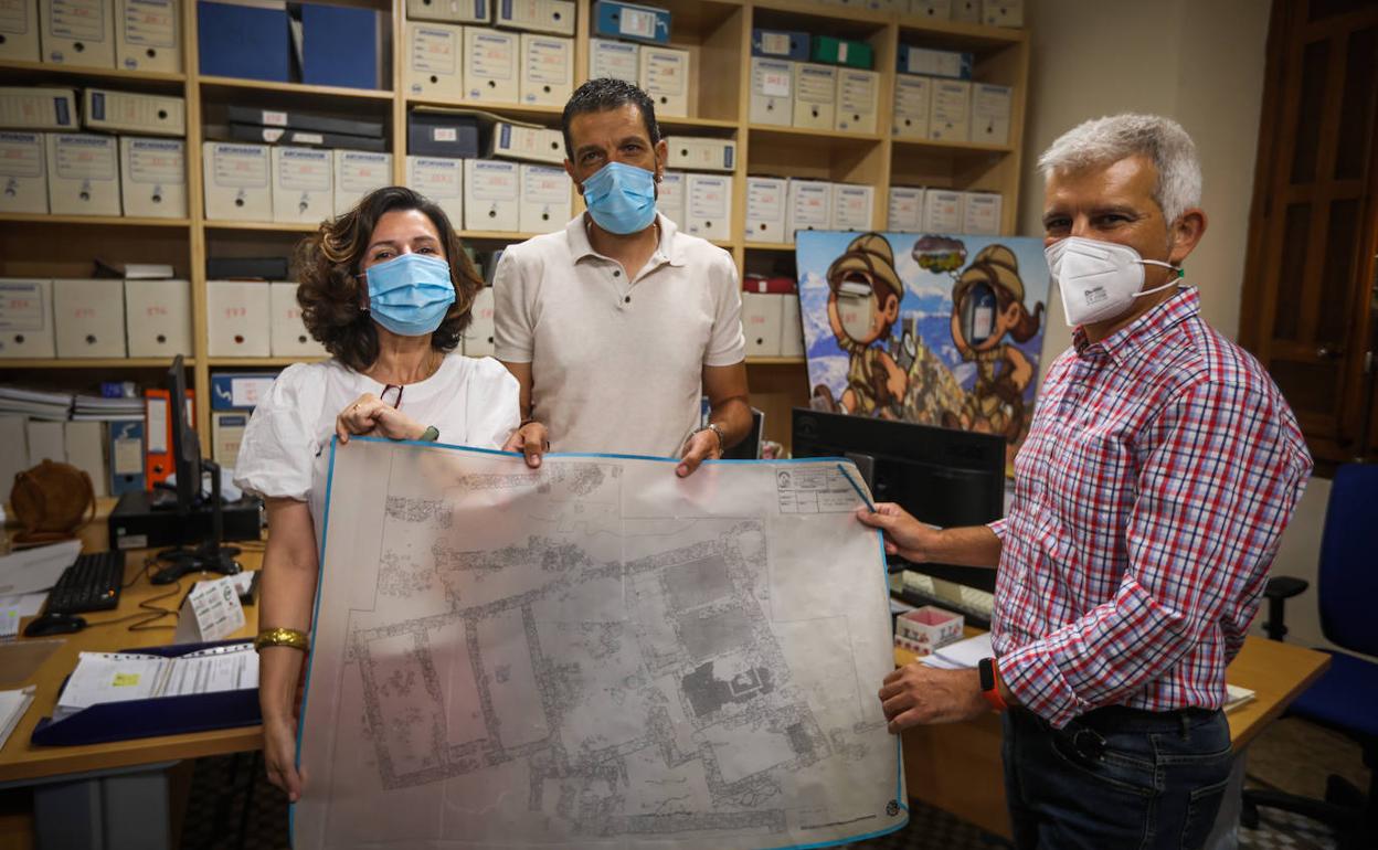 Mari Ángeles Ginés, Sergio Fernández y Antonio Manuel Montufo muestran el plano de una excavación en su despacho.