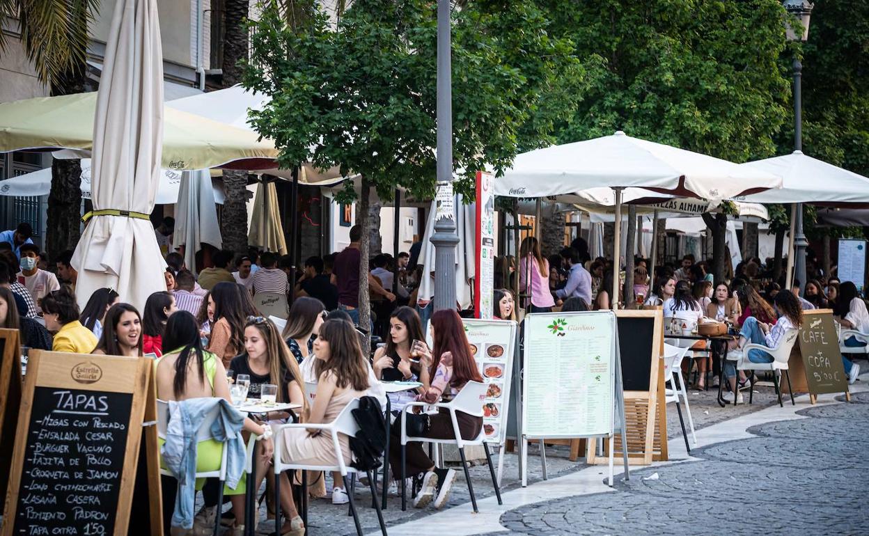 Bares en la Plaza de la Romanilla. 