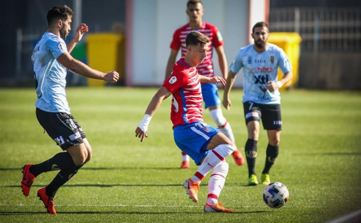 Plomer pasa un balón en el choque del Rcreativo Granada ante el Yeclano.