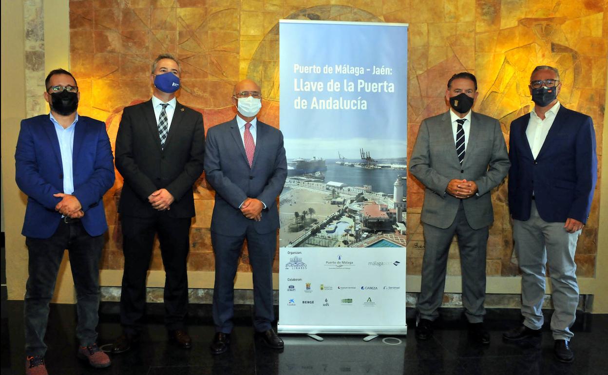 Los alcaldes pertenecientes a la Puerta de Andalucía junto a Carlos Rubio, del puerto de Málaga. 