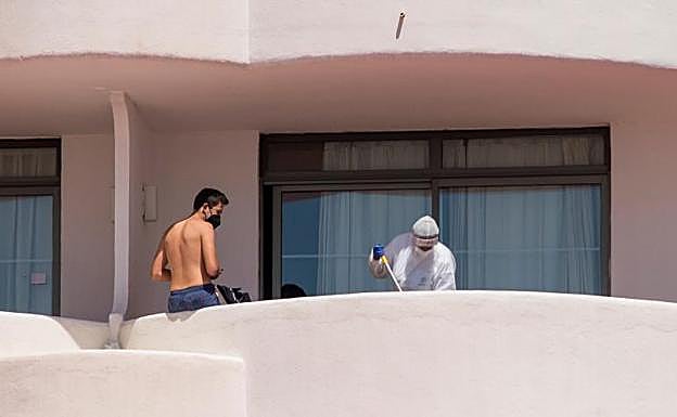 Un joven que permanece en aislamiento en el hotel Palma Bellver de Palma. 