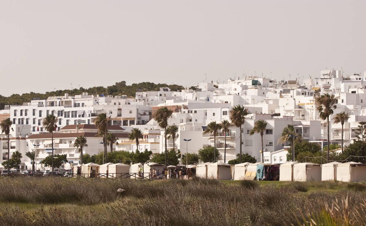 Panorámica de Conil de la Frontera, vista desde su playa más conocida, la de Los Bateles. 